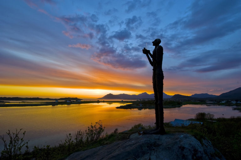 "The man from the Sea" looms over the coastline of Bø. Photo: Øystein Lunde Ingvaldsen / nordnorge.com