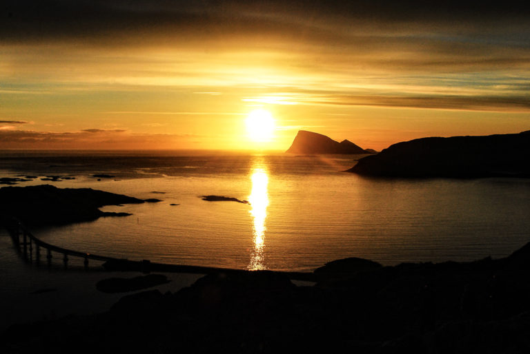 Fra Ørnfløya ved Sommarøy ser du ut mot Håja og midnattssola © Knut Hansvold