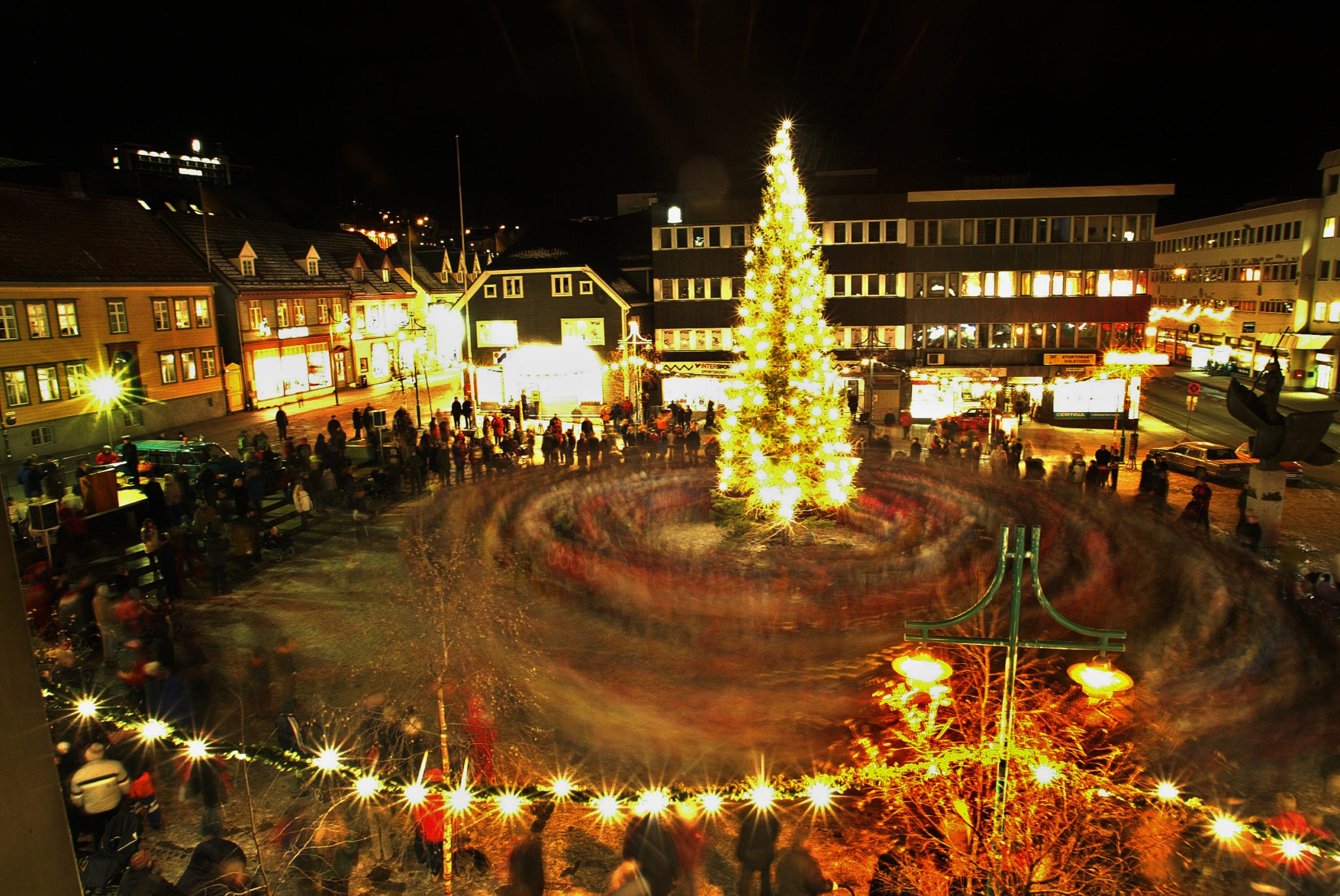 When the Christmas tree lights up in late November, the season of mood and magic begins. © Yngve Olsen Sæbbe