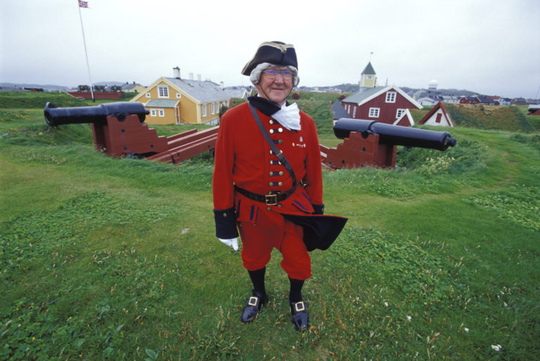 A local guide with some fortress canons © Trym Ivar Bergsmo/NordNorsk Reiseliv