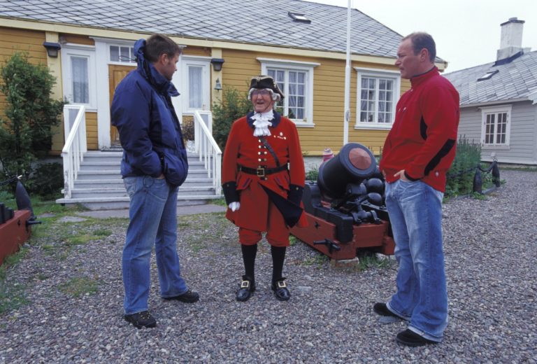 In front of the Commanders House © Trym Ivar Bergsmo/NordNorsk Reiseliv