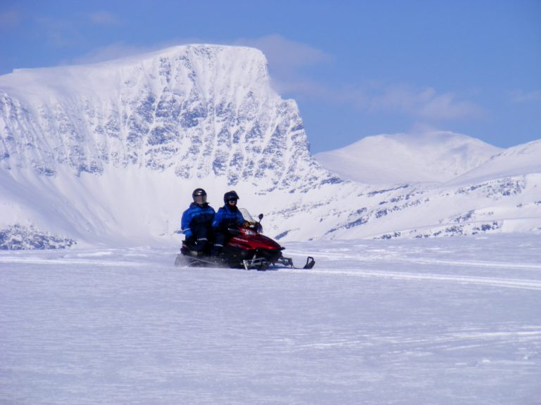 Riding on the mountain plateau © Lyngsfjord Adventure