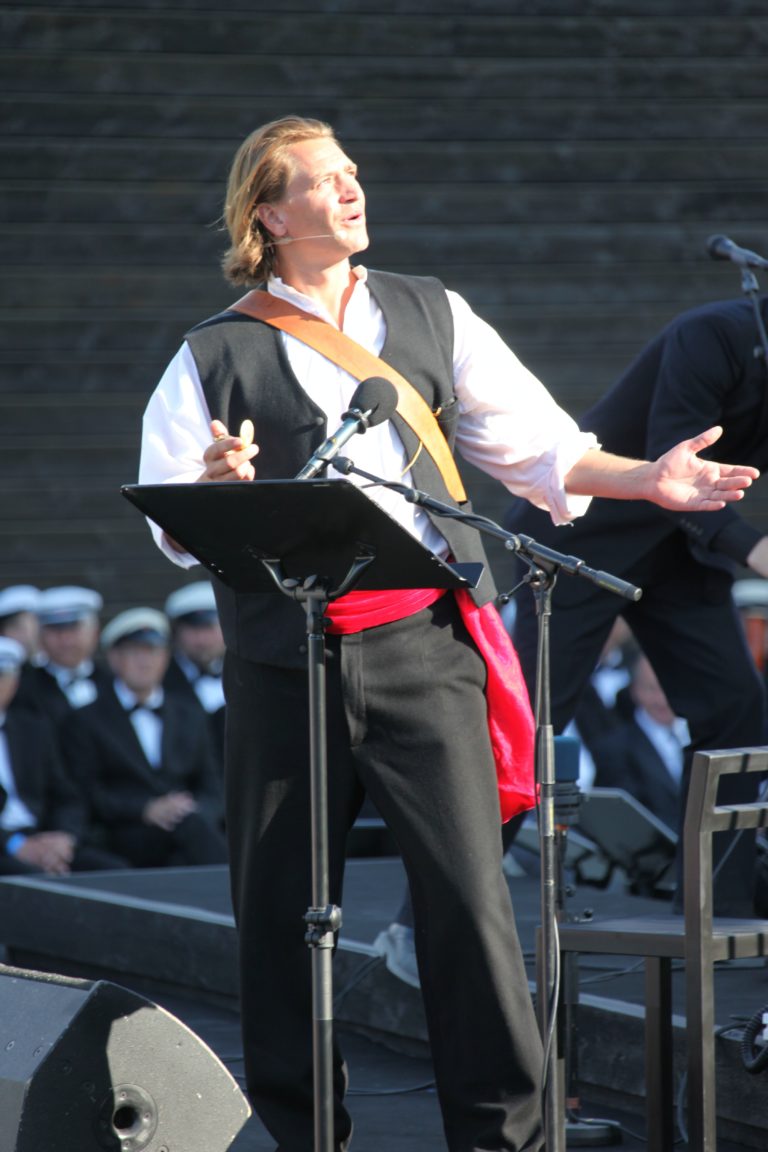 An actor reciting Hamsun's work at Hamsunsenteret. Foto: Roger Johansen / nordnorge.com