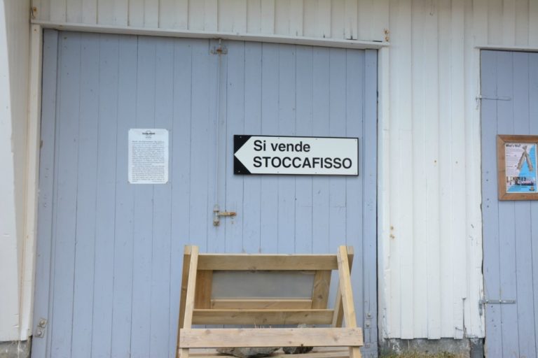 "Si vende stoccafisso" - "Stockfish sold here" a sign leading to the Lofoten Stockfish museum © Knut Hansvold