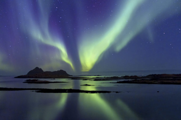 Høstnordlyset lyser over Gaukværøya i Bø © Øystein Lunde Ingvaldsen