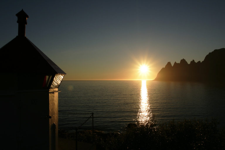 Viewing the Midnight Sun from Hamn © Frank Andreassen