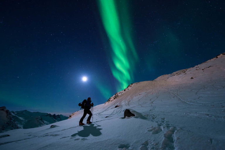 Mit etwas Glück können Sie das Nordlicht noch bis Mitte April sehen – beim Skifahren mit Stirnlampe © Lars Mathisen