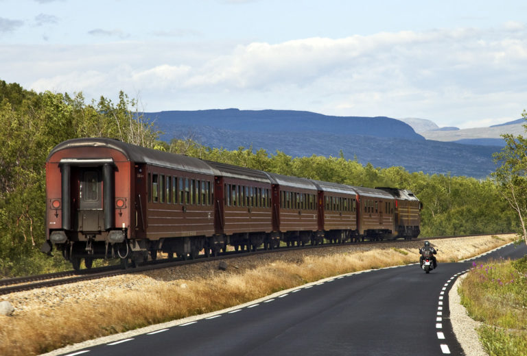 The Nordland Railway and the road © Katrine Sørgård