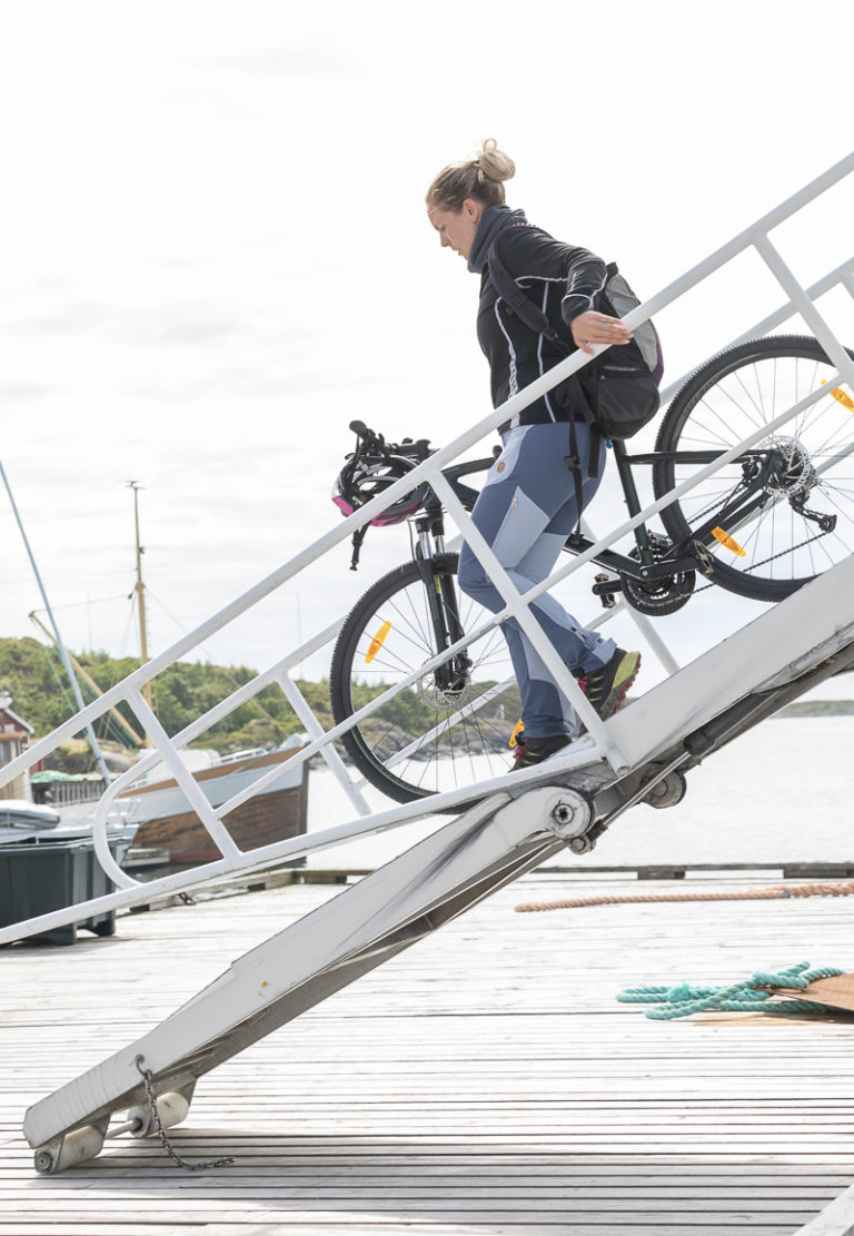 High tide and a steep gangplank © Kathrine Sørgård