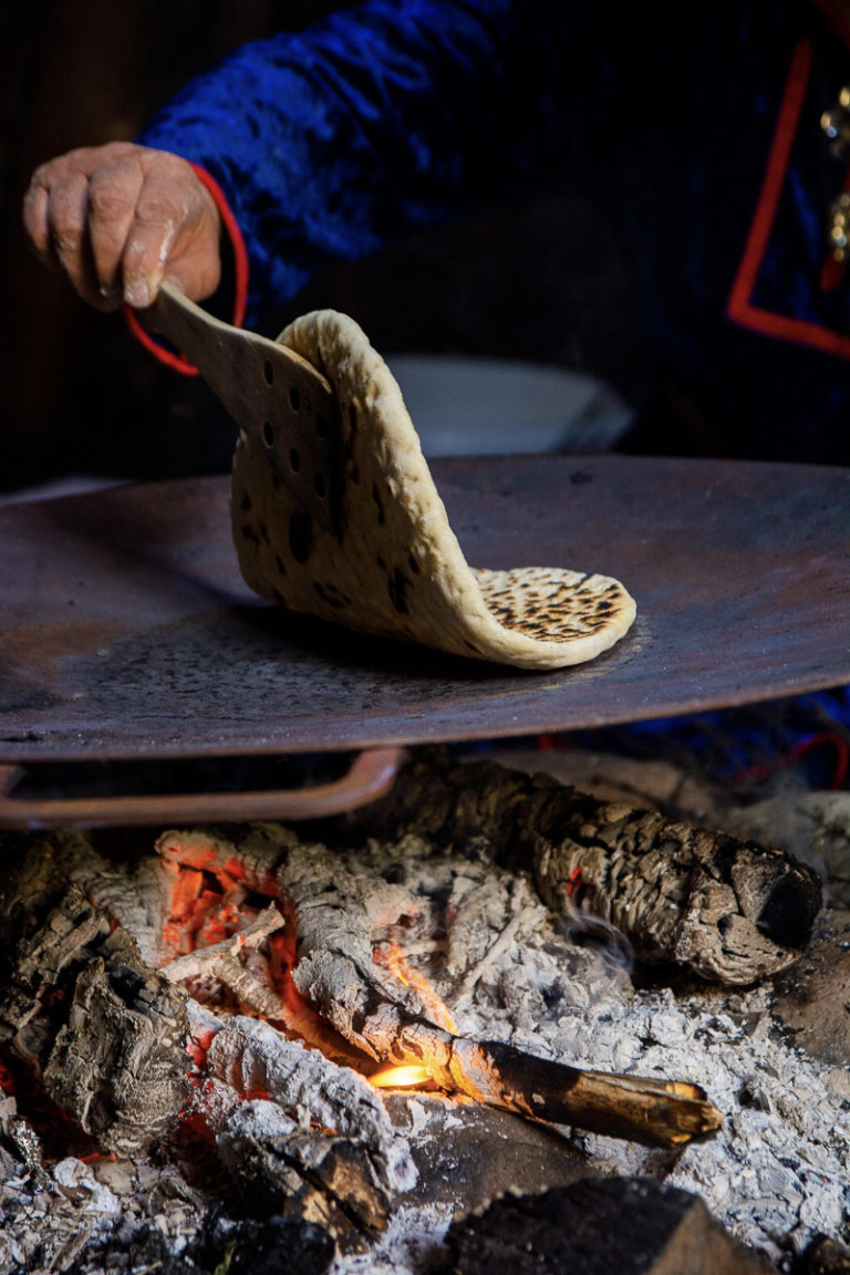 The bread has to be turned a few times. Foto: Katrine Sørgård / nordnorge.com