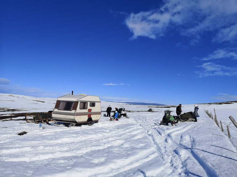 Midday stop, when the spring sunshine makes the snow grainy and difficult to manoeuvre in. Time for a rest in the "gompi", a caravan with runners © Marit Helene Eira