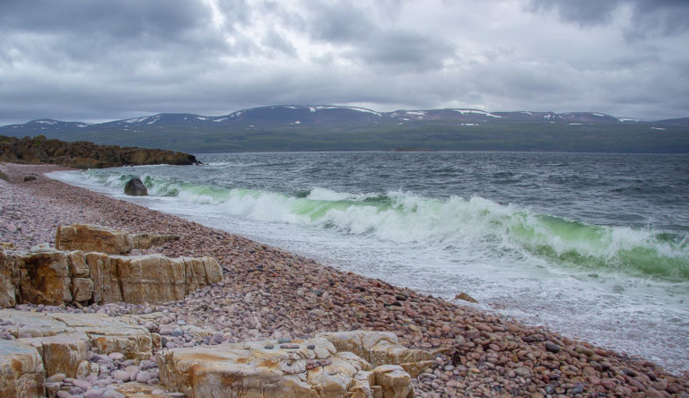 Green waves hitting the colourful Luovttat beach along the Tana fjord © Frank Martin Ingilæ
