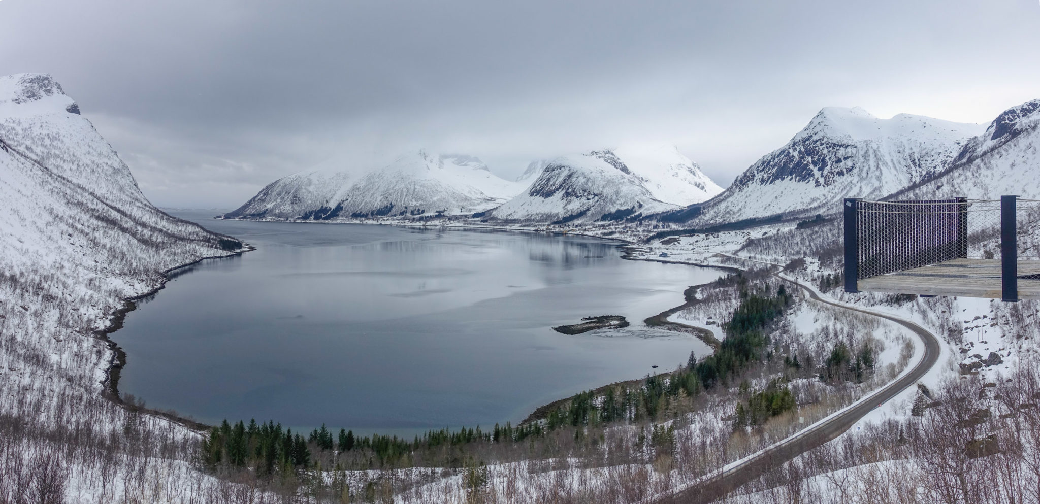 Flexible view platform overlooking the Bergsfjord on Senja's outer coast © Hugo Fagermo/Statens vegvesen