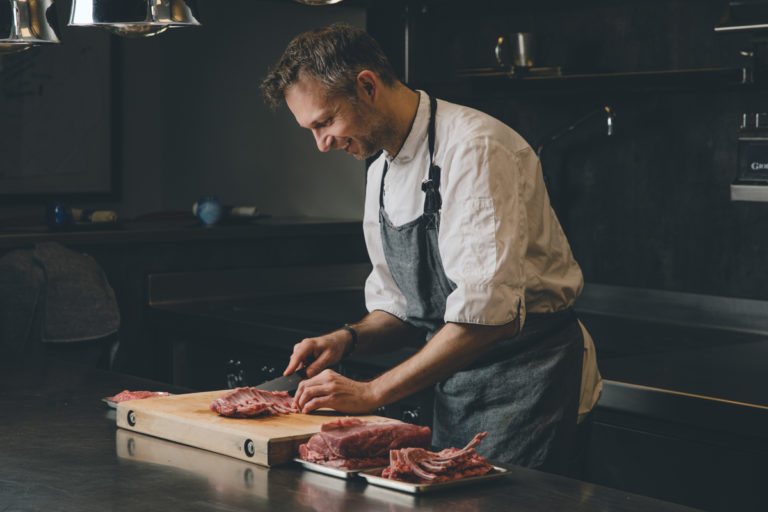 Espen invites the guests to up to 18 different dishes, all with Northern origins. Photo: Marius Fiskum / Smak