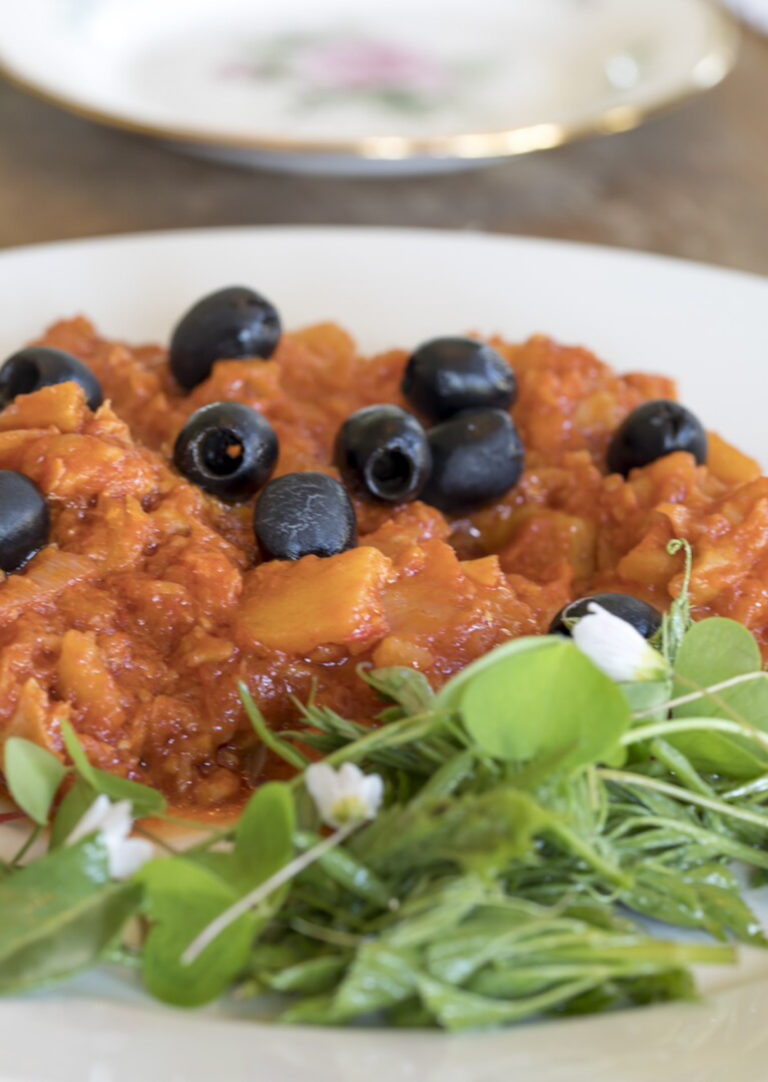 Classic bacalao with potatoes and black olives. Photo: Kathrine Sørgård