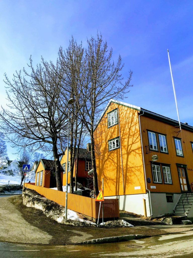 This yellow house in the Vestregata/Fredrik Langes gate crossing is not part of our tour. Every reason to take the tour with a pinch of salt © Knut Hansvold