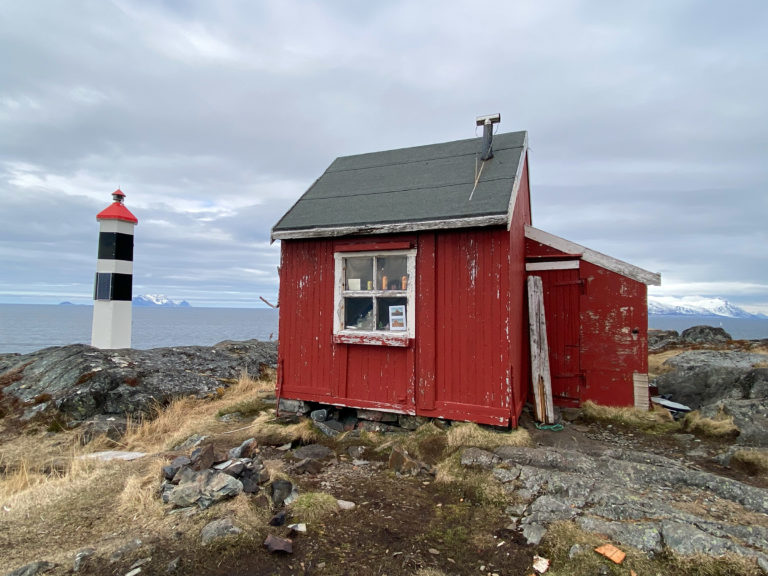 The old hut at Lyngstuva Point from 1922, with the lighthouse next to it © Lars Åke Andersen