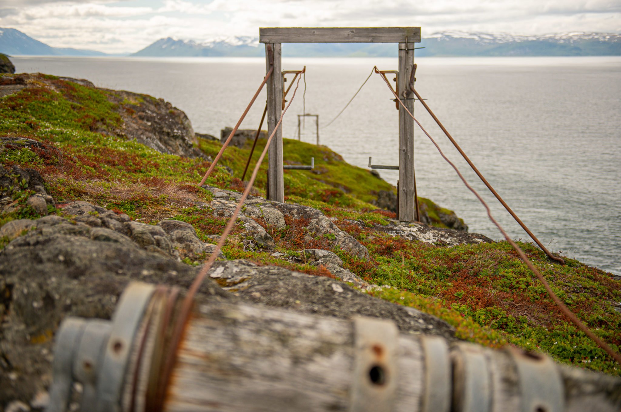 Lift to transport oil to the lighthouse © Lars Åke Andersen