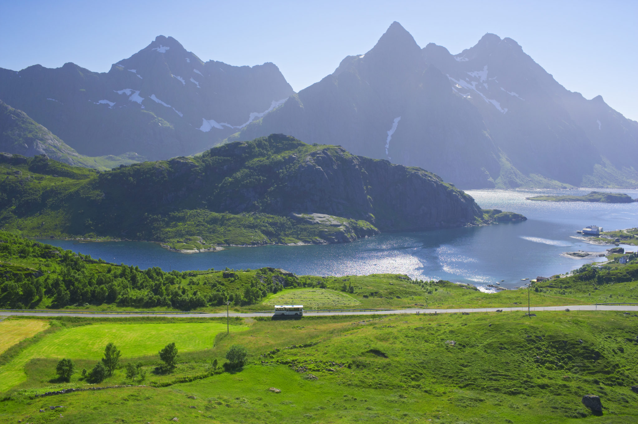 Bus unterwegs auf den Helgeland. Bård Løken / nordnorge.com