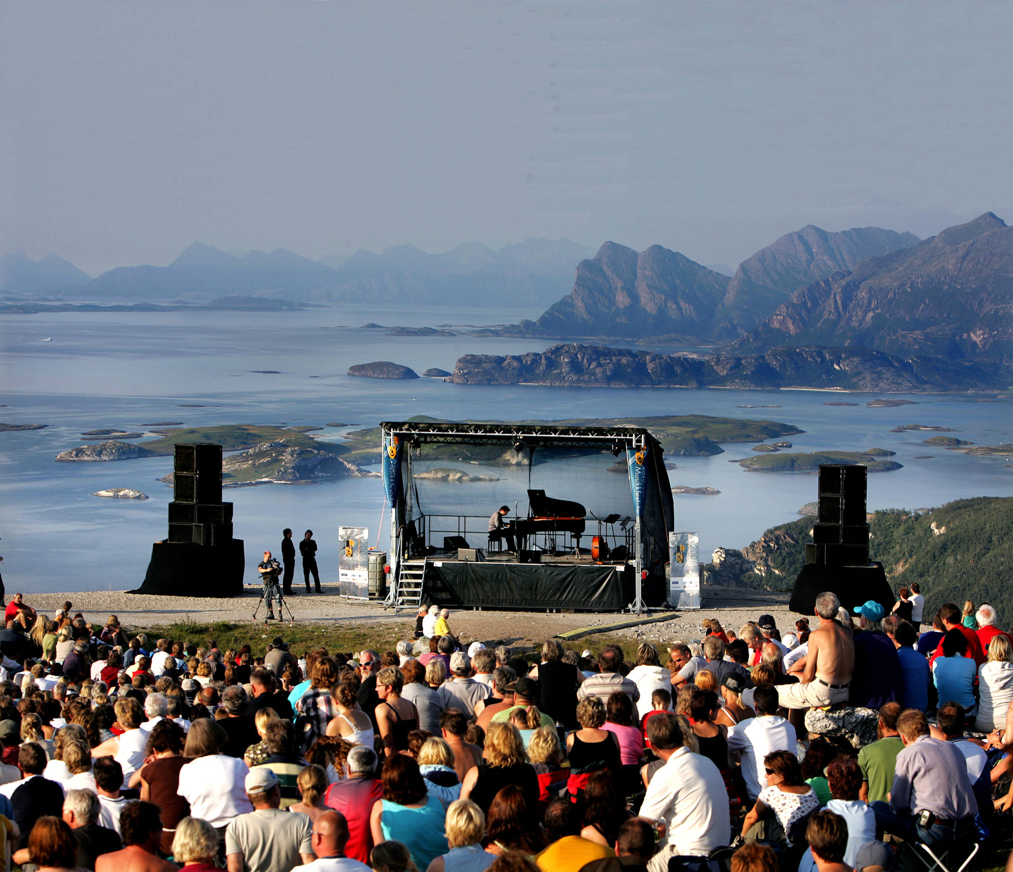 Outdoor consert on the top of Keiservarden in Bodø. Photo: Bjørn Erik Olsen / nordnorge.com