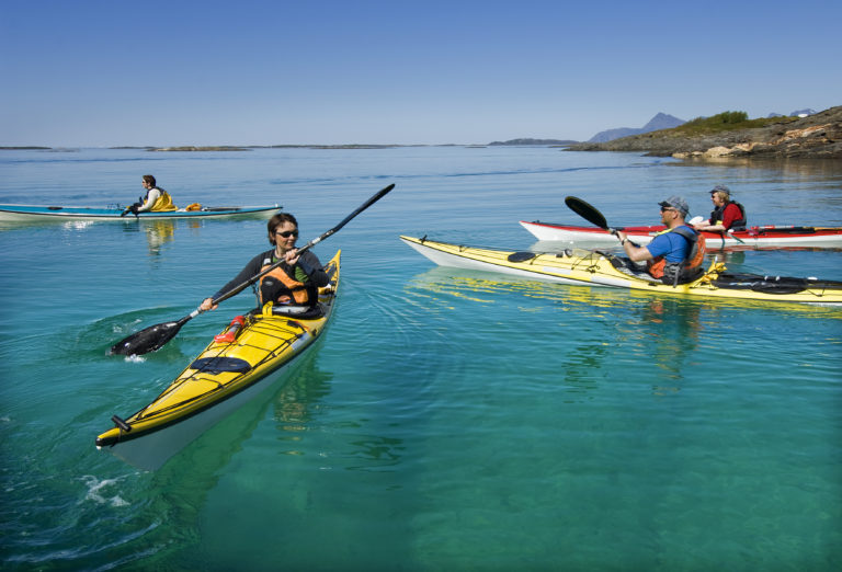 Sea kayakers getting ready From Kjerringøy. Foto: Ernst Furuhatt / nordnorge.com