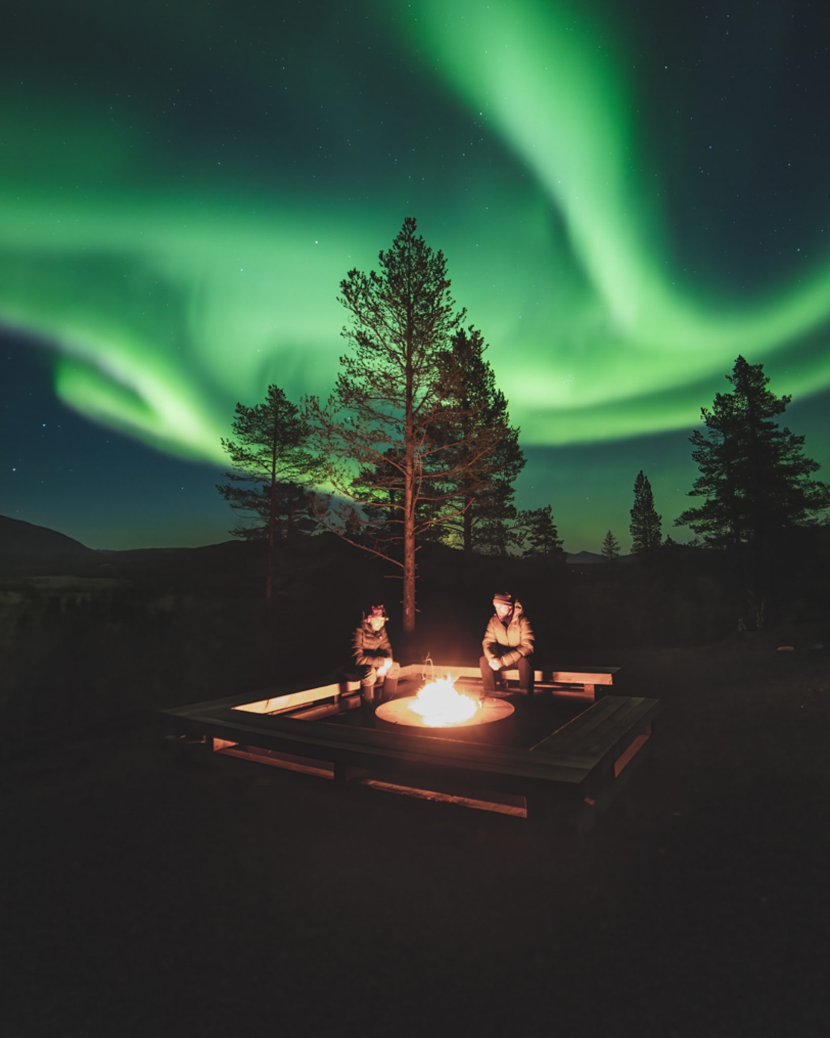 Lagerfeuer under dem Nordlicht im Nationalpark Ånderdalen, Insel Senja © Truls Aasnes