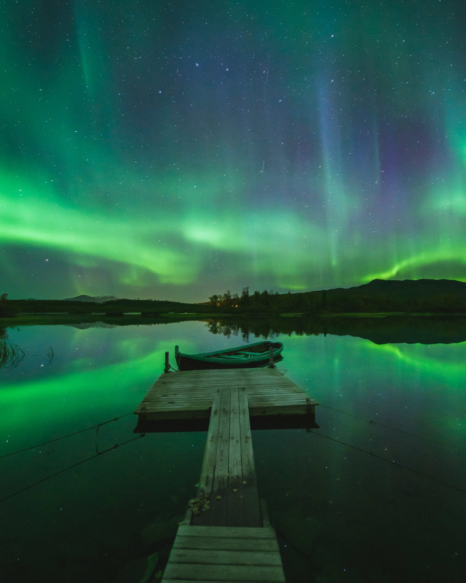 a lake on Senja. And the Northern Lights © Steffen Fossbakk (IG: seffis)