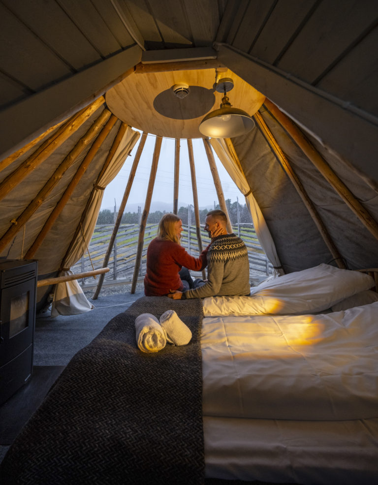 Glamping in Alta with your loved one. Photo: Rune Dahl / nordnorge.com
