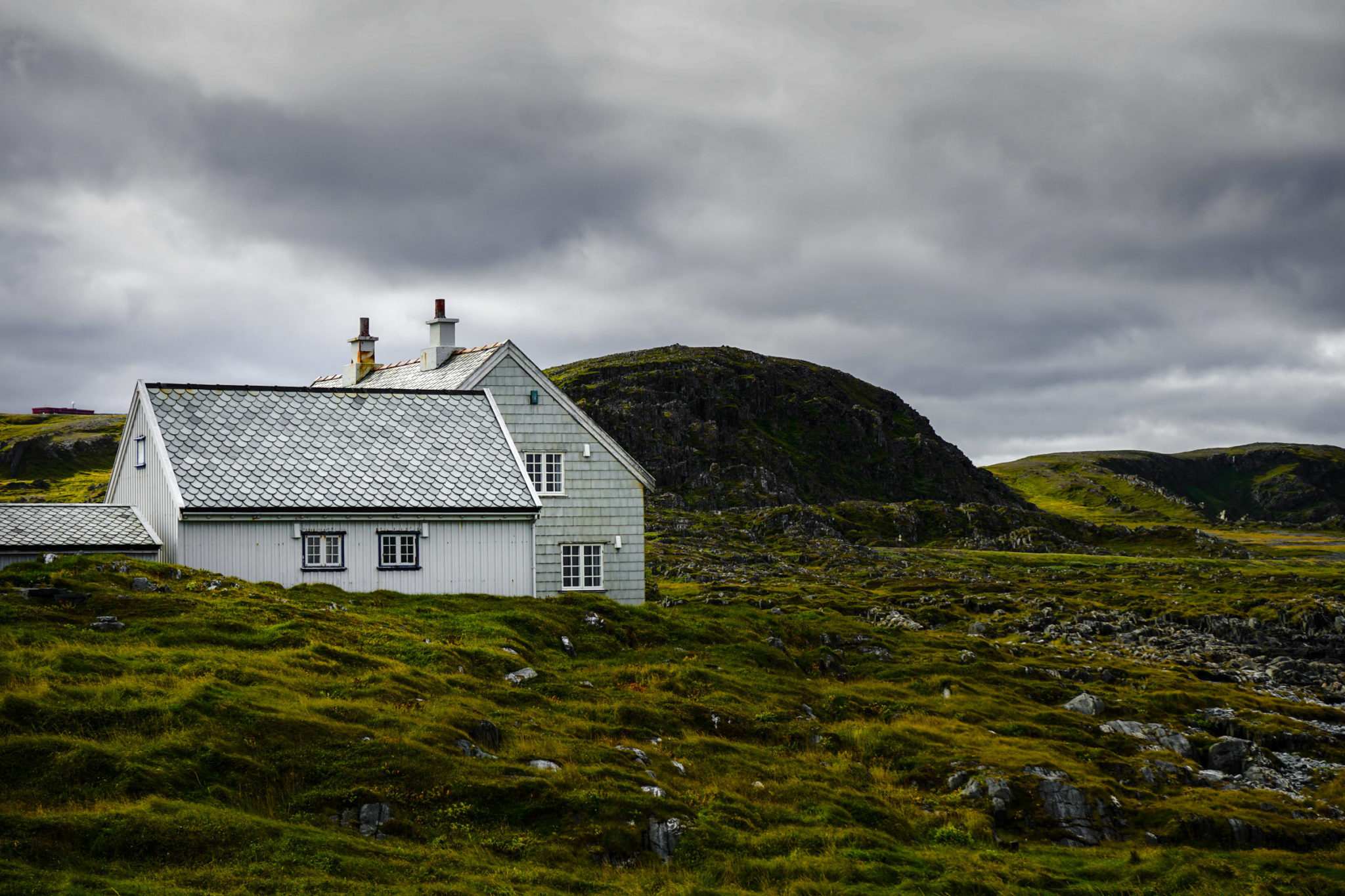 The living quarters at Kjølnes lighthouse. The lighthouse keepers left in 1994 © Katelin Pell