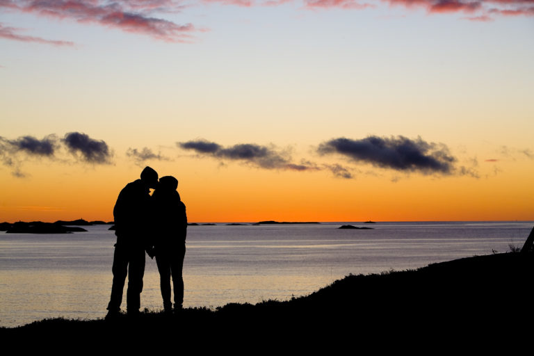 Colorful sky over a romantic couple in Lofoten. Photo: Espen Mortensen / nordnorge.com