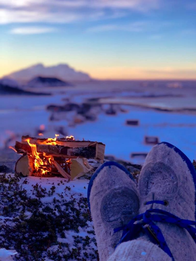 A campfire gives you peace of mind. In the blue hour at Kjerringøy. Photo: Martine Johansen Alvestad / nordnorge.com