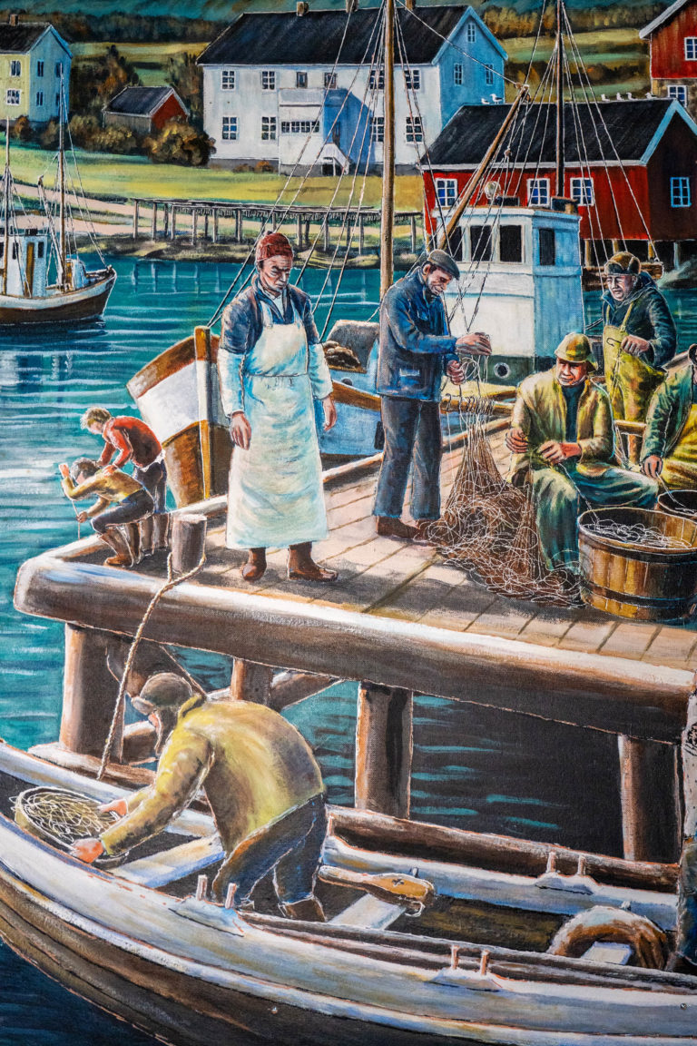 Hectic activity at the Skrolsvik dock. Illustration at the Kveitmuseet - Halibut Museum © Dag Arild Larsen / MIdt-Troms museum