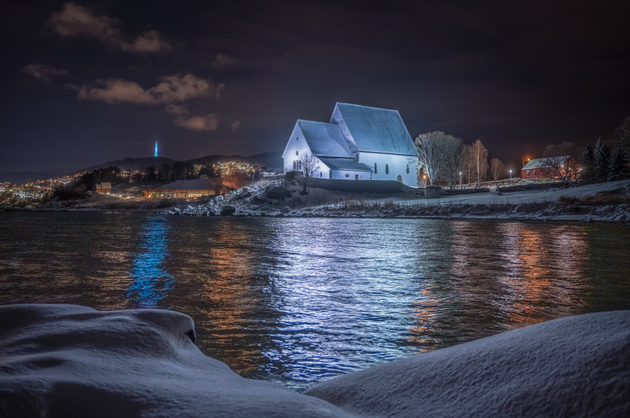 Die Kirche von Trondenes in Harstad an einem kalten Winterabend © Arne Widding