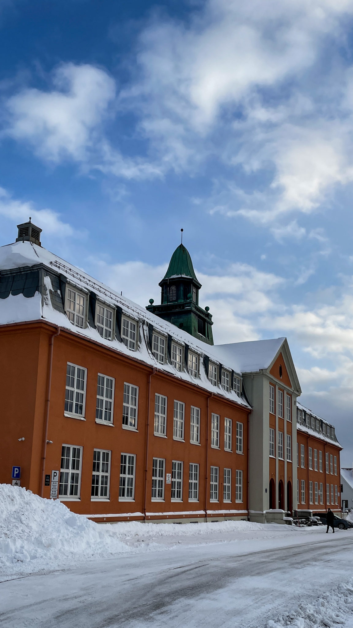 The old grammar school in Tromsø with a magnificent façade in 1920s classicism, a mansard roof, and an octagonal baroque-inspired tower © Knut Hansvold