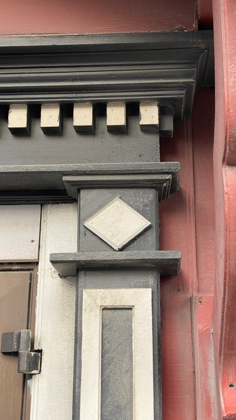 Detail from Skippergata 21 – beautiful mid-19th century details © Knut Hansvold