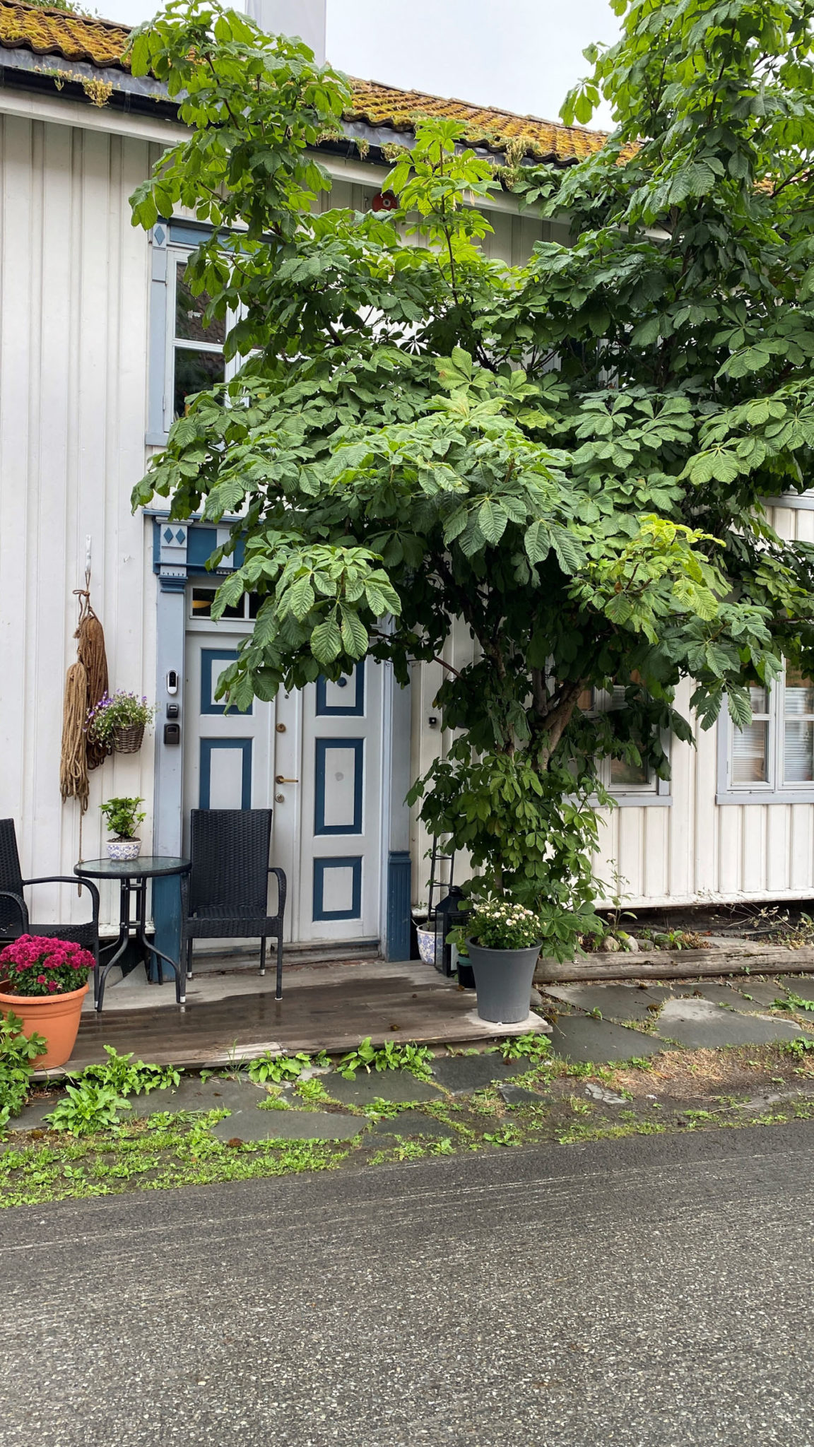 Verftsgata 3 is an old workers' house with a beautiful portal © Knut Hansvold