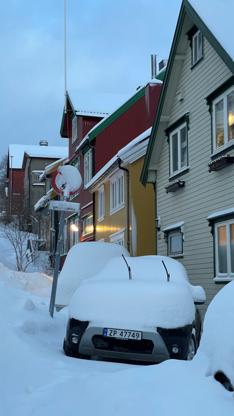 When it snows heavily, the colors in Vestregata stand out more © Knut Hansvold