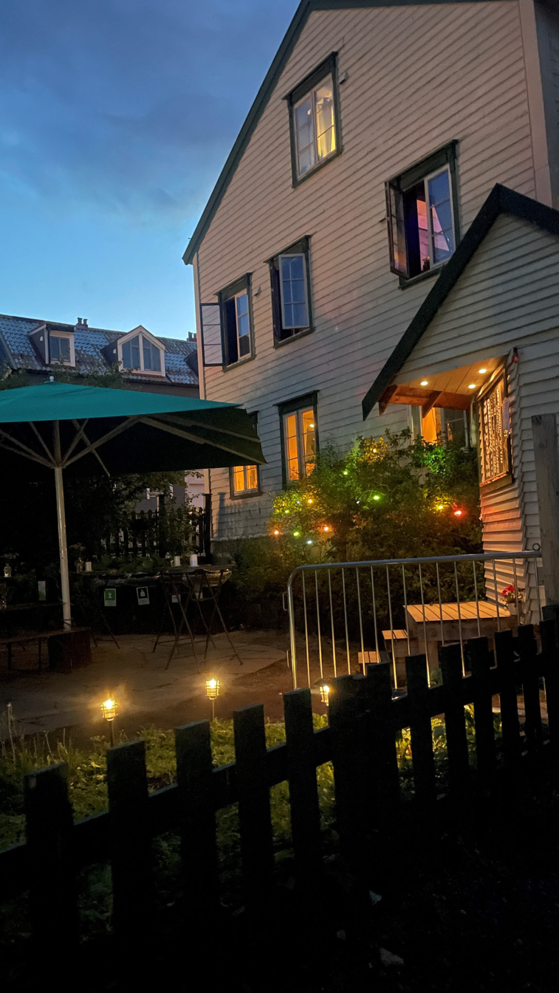 The garden on the south side of Skippergata 11 is sheltered and beautiful, with old ornamental plants. In old Tromsø, an ornamental garden was a status symbol, but over time, all the gardens in the oldest part of the city have been built over. Except here. © Knut Hansvold