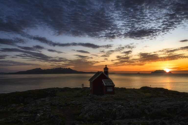 Midnight sun at Lyngstuva. To the left lie the mountains of Vannøya Island, and directly to the north the island of Nord-Fugløya is easy to recognise. © Timo Oksanen