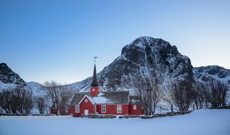 Flakstad Church (1780), quietly watching over the E10. © Steinar Skaar / Statens vegvesen