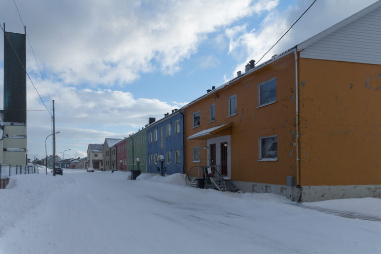 Farbenfrohe Wiederaufbauhäuser schmiegen sich rund um die Kirche zu Vardø und verleihen der windgepeitschten Stadt Wärme und Widerstandskraft © Trine Kanter Zerwekh