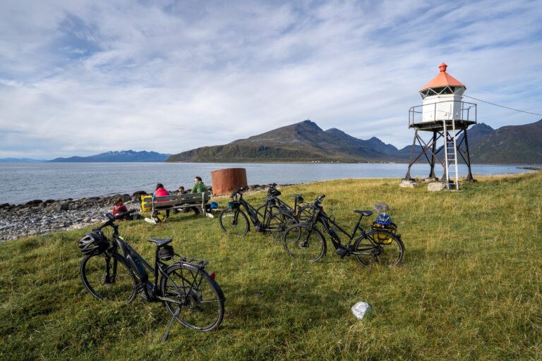 Cycling along the Lyngenfjord on a crisp autumn day © Petr Pavlíček / Visit Lyngenfjord