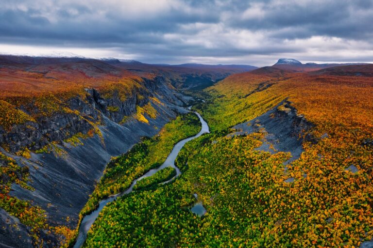 The Reisadalen valley in autumn hues, the distant peaks lightly sugar-dusted with snow © Petr Pavlíček / Visit Lyngenfjord