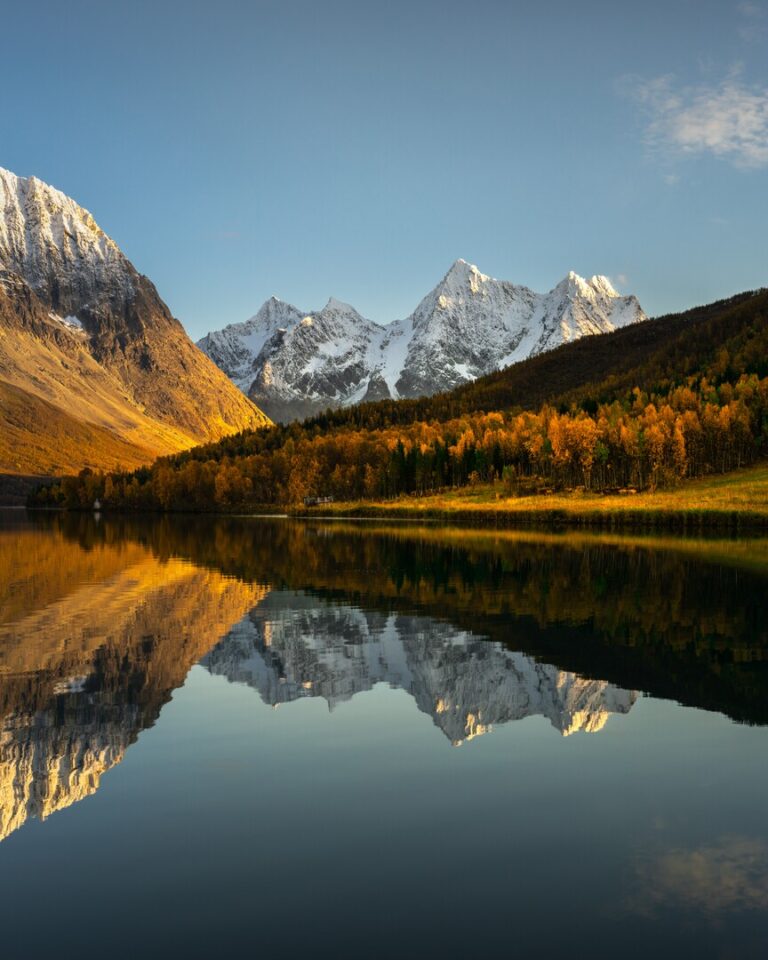 Autumn still holds its ground at Jægervatnet, but the next strong wind will carry the colours away © Kristoffer Vangen