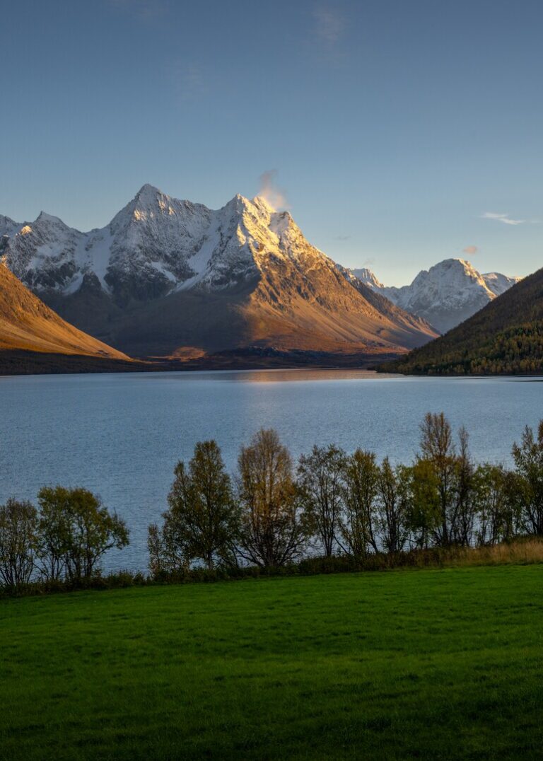 The Jægervasstindan peaks tower 1,500 metres above Lake Jægervatnet — up high, winter has already taken hold © Kristoffer Vangen