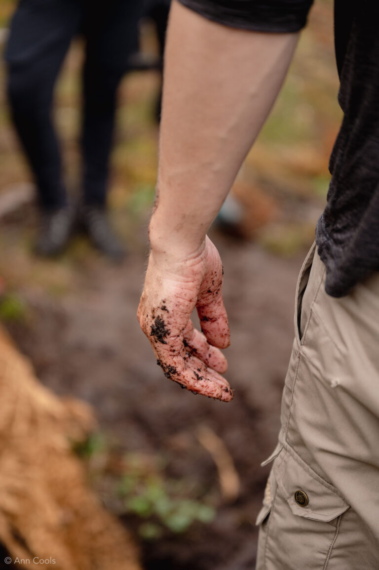 Working hands in the making © Ann Cools