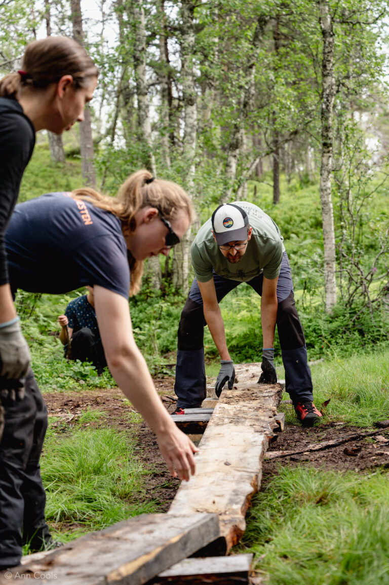 Lifting and teamwork during boardwalk construction © Ann Cools