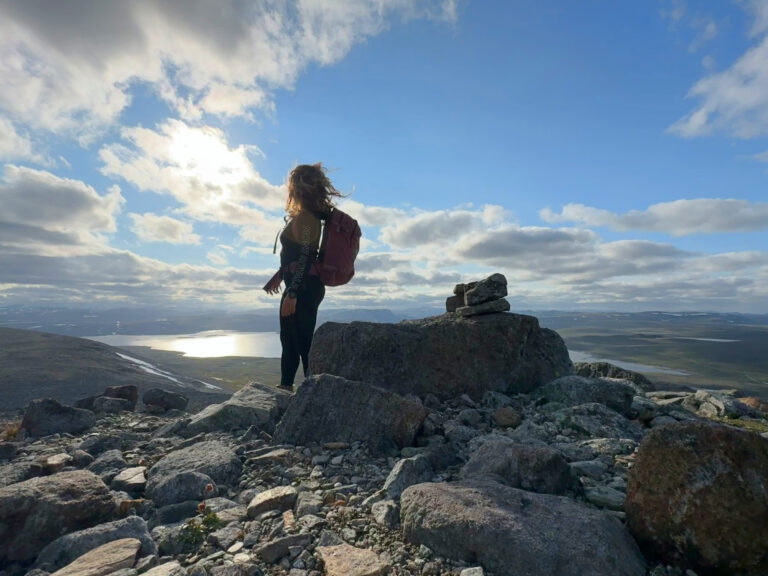 The first climb is the steepest part of the hike. After a final glance at Guolasjávri, the route leads across a field of scree where where it is difficult to tell which summit is Halti's second-highest peak. © Pauliina Toivanen