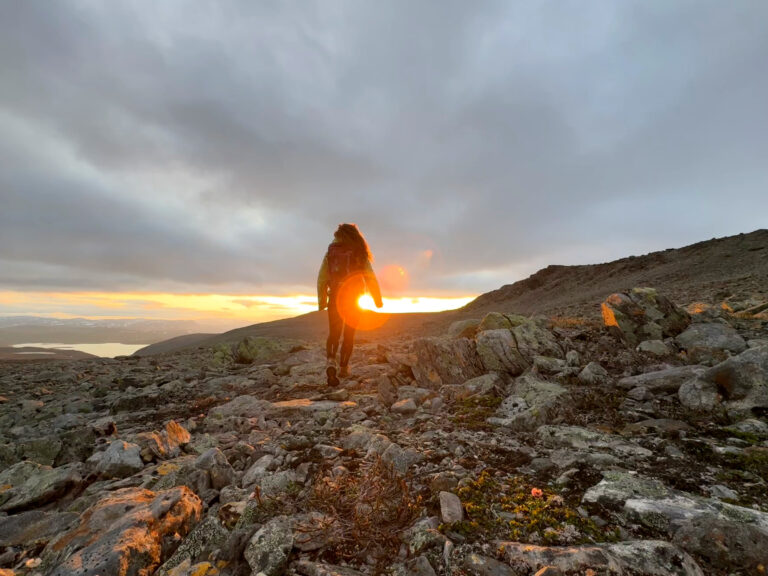 Just like the northern lights, you can't experience the full phenomenon of the midnight sun every night. Preparing for a midnight hike means following weather forecasts before and during the hike, whenever you have phone reception. © Pauliina Toivanen