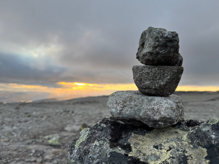 Follow the piles of rocks and do not try to straighten your track. The route is marked for your own safety and because reindeer graze in the area. It also saves time and energy to stay on the path.. © Pauliina Toivanen